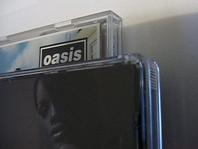 Oasis 1997 (eckig, hinten), Rihanna 2007 (abgerundet, vorne)