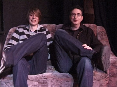 Volker Strübing und Lukas Heinser sitzen auf einem Sofa (v.r.n.l.)