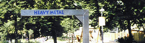 Metallteil mit der Aufschrift \"Heavy Metal\"