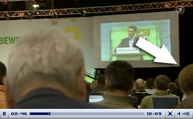 Lukas Heinsers linke Schulter ist im Fernsehen