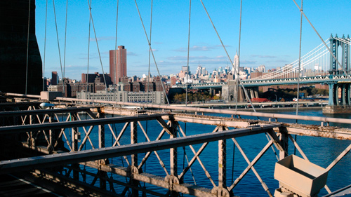 Brooklyn Bridge (vorne) und Manhattan Bridge (hinten) in New York, NY