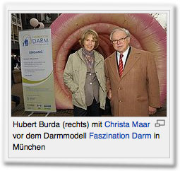 Hubert Burda (rechts) mit Christa Maar vor dem Darmmodell Faszination Darm in München