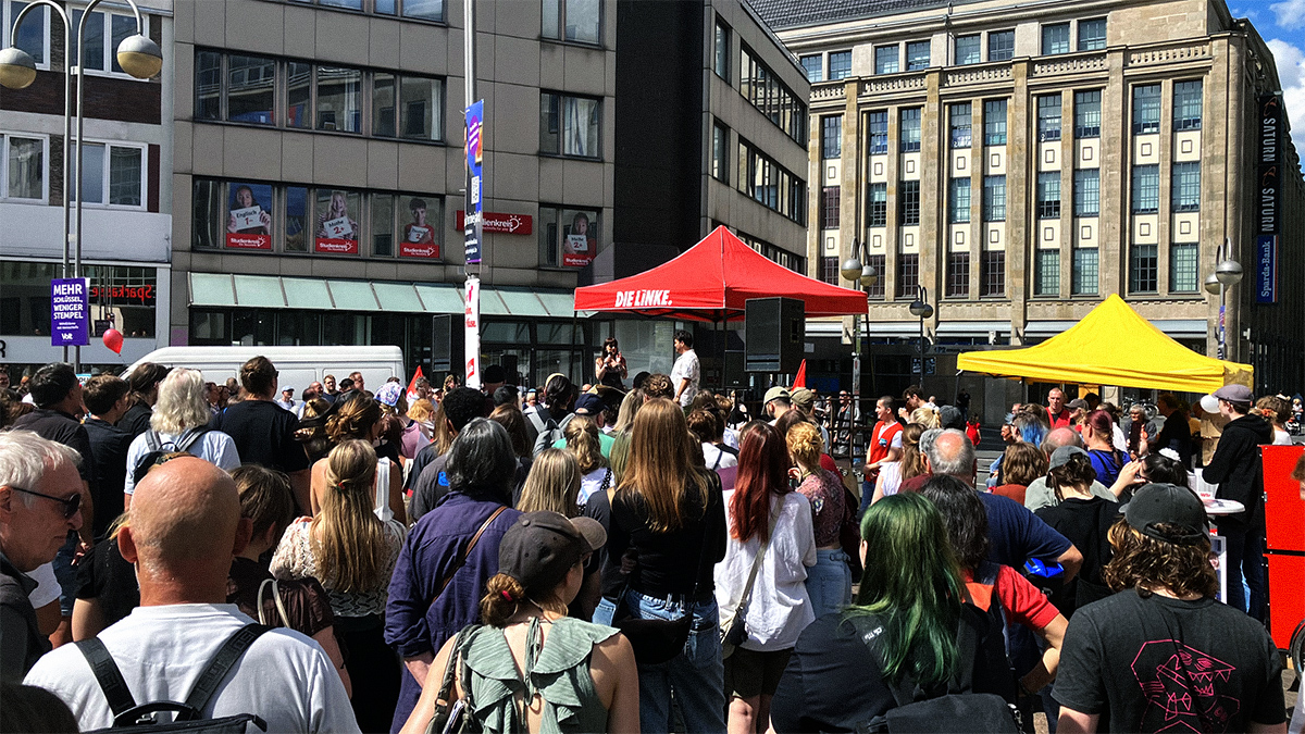 Heidi Reichinnek und Batıkağan Pulat auf einer Wahlkampfveranstaltung der Linken auf dem Dr.-Ruer-Platz in Bochum am 21. August 2025 (Foto: Lukas Heinser)